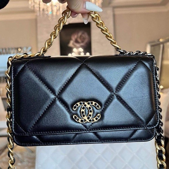 Chanel 19 Wallet on Chain. Wore a few times. Excellence condition. - Picture 1 of 3